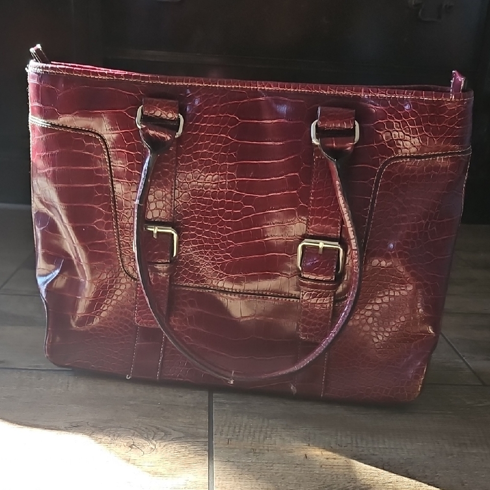 Elegant Red Crocodile-Embossed Women's Laptop Tote Bag